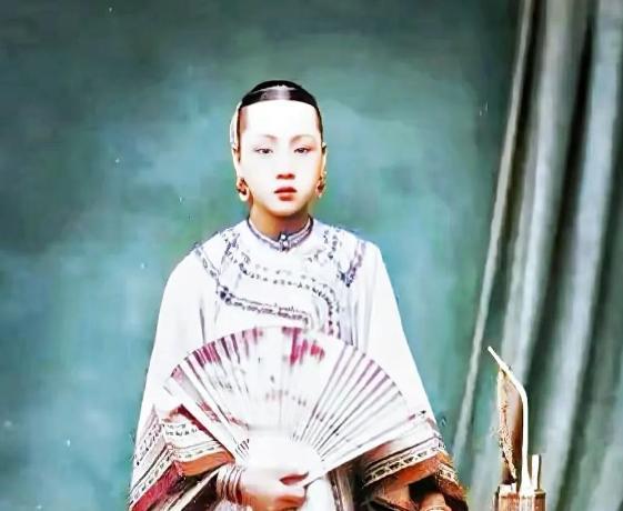照片上的女子，就是晚清重臣李鸿章的小妾冬梅，相貌简直是天仙级别，不输现代明星，身