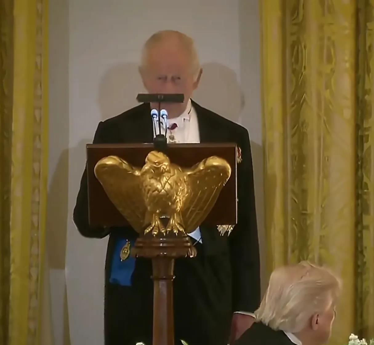 特朗普得不寻常礼物，英国国王送上一口钟4月28日的美国白宫多了几分“王室氛围