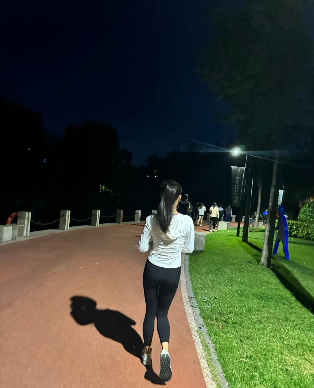 一定不要跟厉害的跑者一起跑。会破坏了自己跑步的状态。昨天在跑步时，碰到一个配速