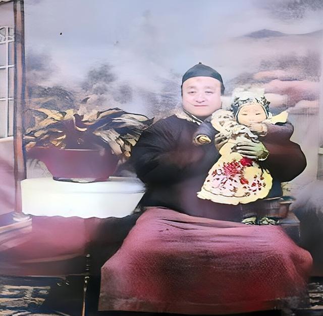 1918年，这名被父亲抱在怀里的小姑娘只有一岁。她并不会料到父亲将于一年后去世，