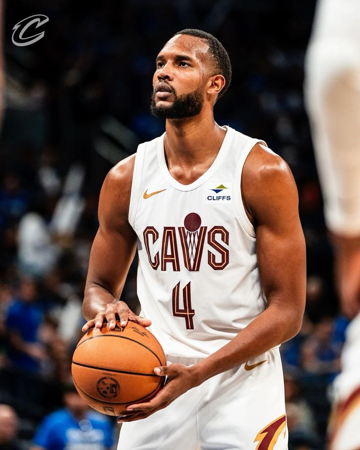 在目前大约87分钟的上场时间里，由詹姆斯·哈登、埃文·莫布里和贾勒特·阿伦