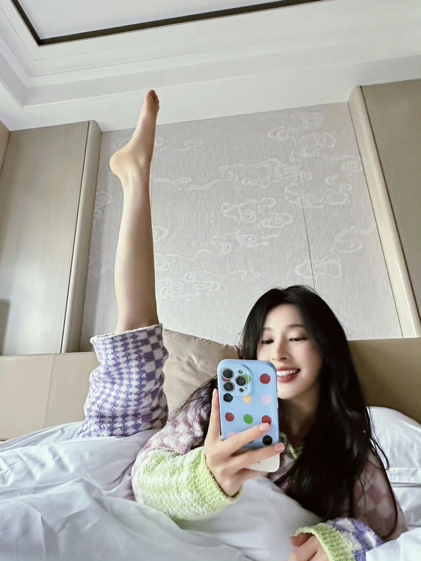 张俪甜美私服，笑容好甜，小脚丫好抢镜。张俪