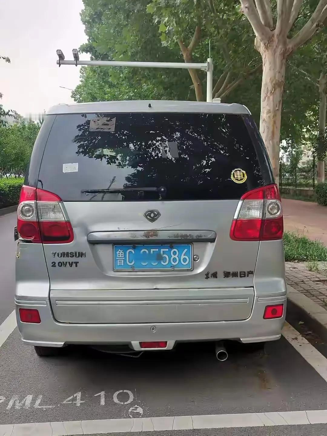 钻石💎东风标，只在郑州日产的东风御轩上用过，另外还有一款东风混合动力的概念车在
