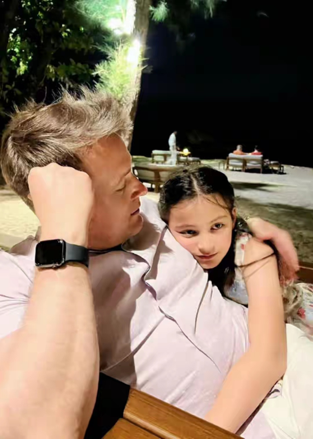 马雅舒全家度假被拍，米雅长相随了外籍爸爸，不过气质还是比不上同父异母的姐姐亮眼。