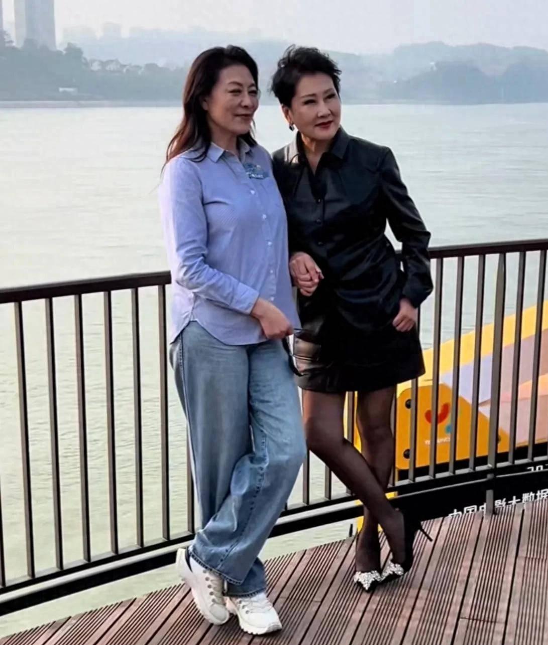 张凯丽vs岳红：人老了就别医美了，留给年轻人上台吧两位老戏骨，前者医美求年轻