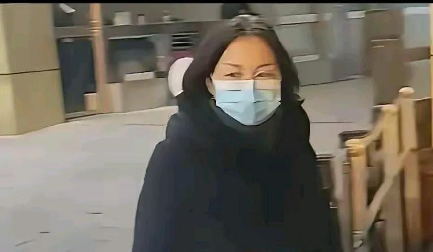 何晴的妹妹一个小学老师，安分守己的过一辈子。她姐姐何晴大名鼎鼎，可是她却做人低调