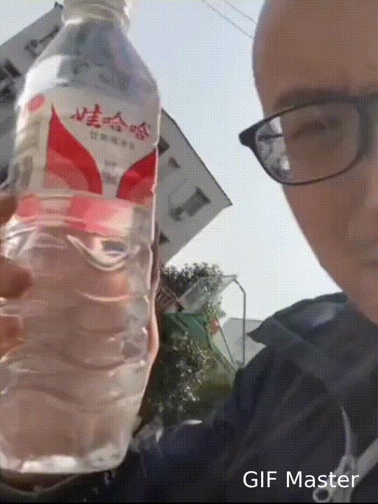 现在已有人公然把娃哈哈矿泉水丢进垃圾桶，大喝特喝农夫山泉了！最近看到有人已经开