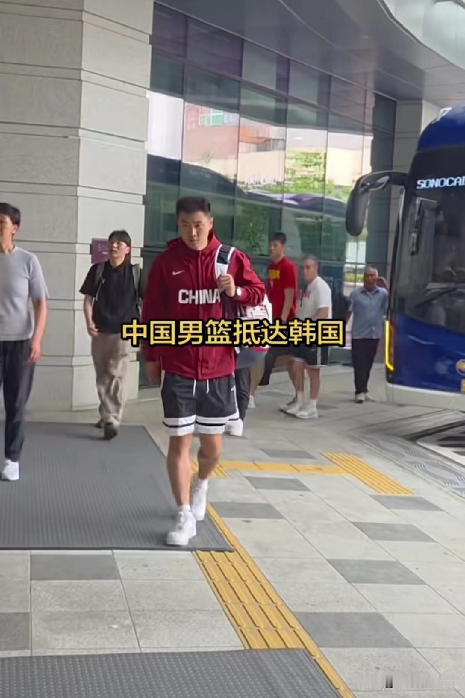 没有精气神了，中国男篮抵达韩国！中国男篮已经到韩国了，在下大巴车的时候，球员