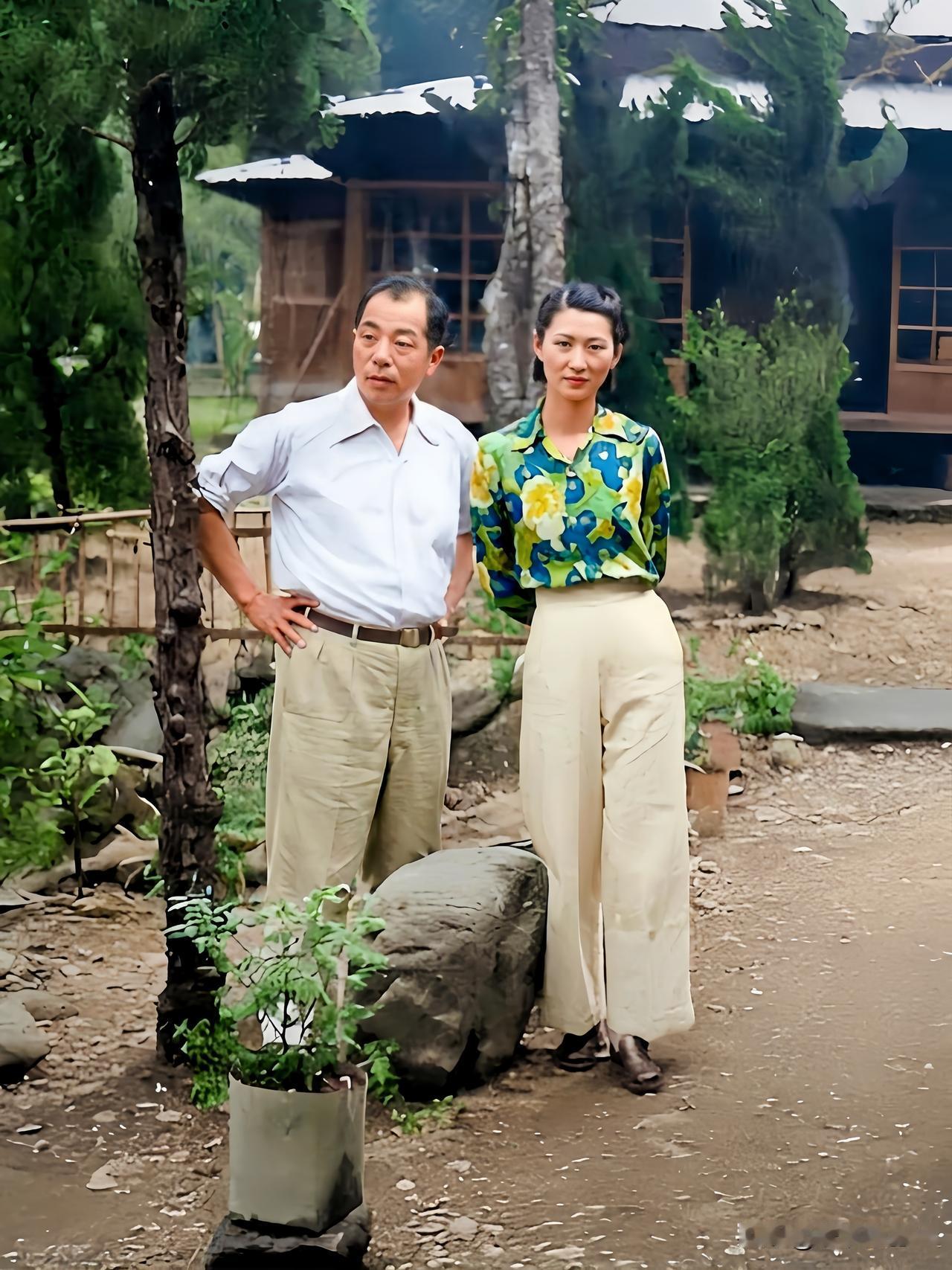 这是上世纪五十年代张学良和赵一荻在台湾软禁住所外留下的一张老照片，大家都好好看看