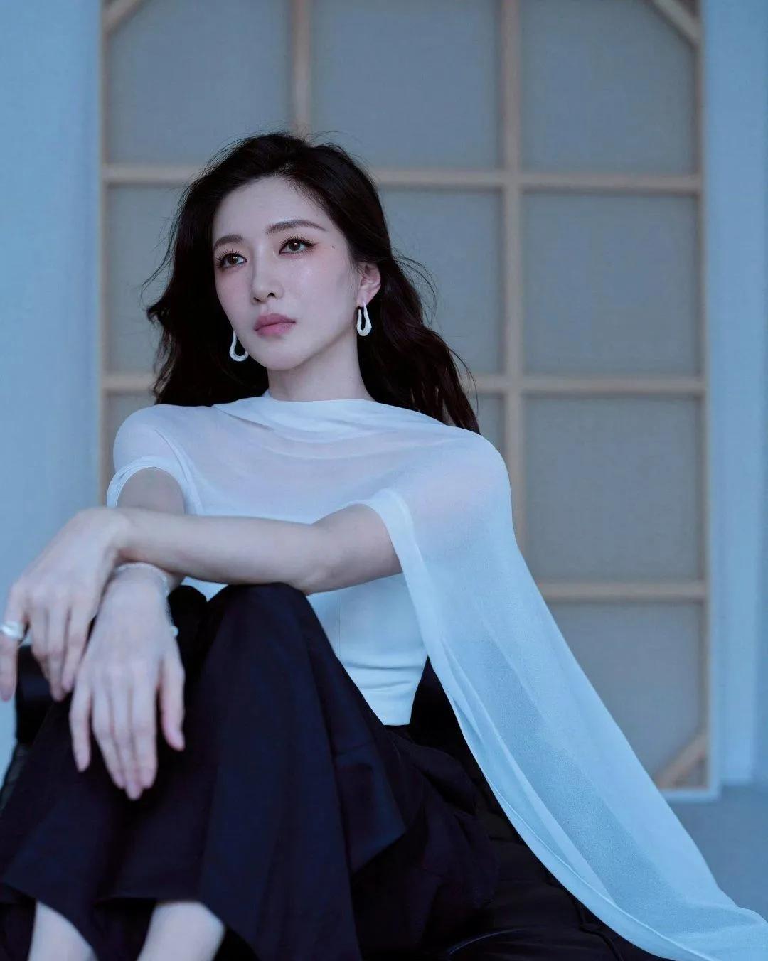 江疏影黑白穿搭，高级感天花板！白上衣配黑阔腿裤，简约配色，气场直接拉满！