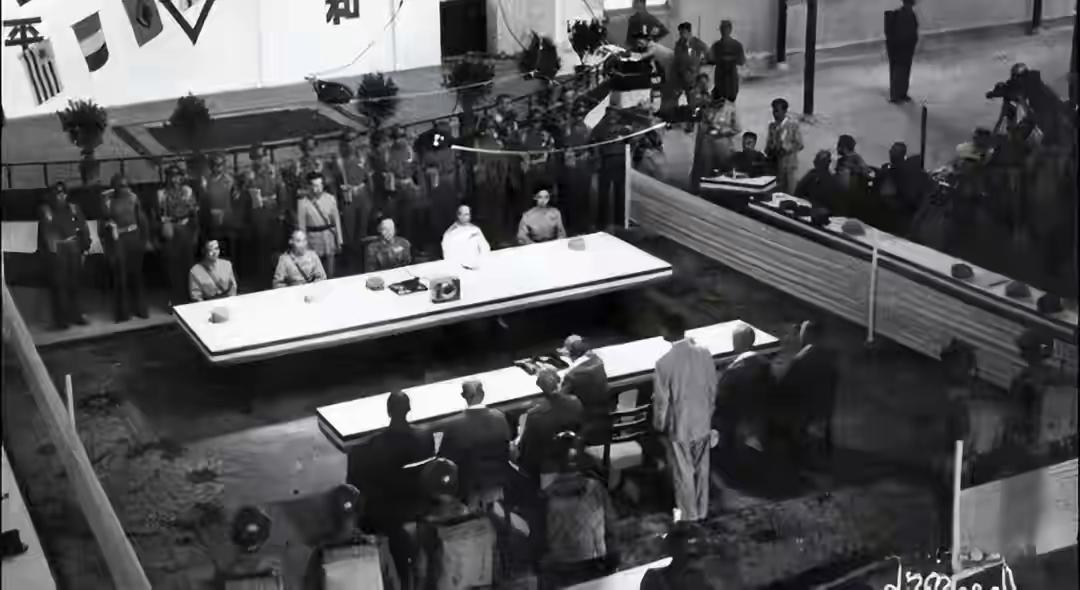 1945年受降日耻辱一幕！何应钦当众弯腰，蒋介石震怒：我想杀了他1945年9