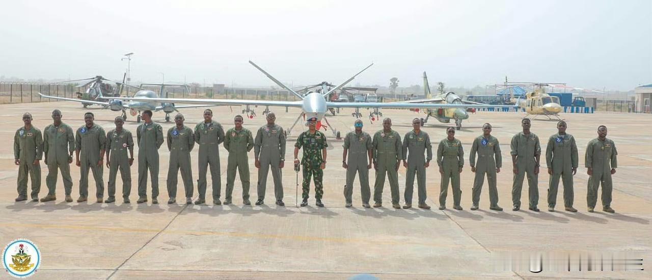 好家伙，尼日利亚空军与中国产翼龙2无人机合影，仔细看最前方手拿拐杖的这位，这表情