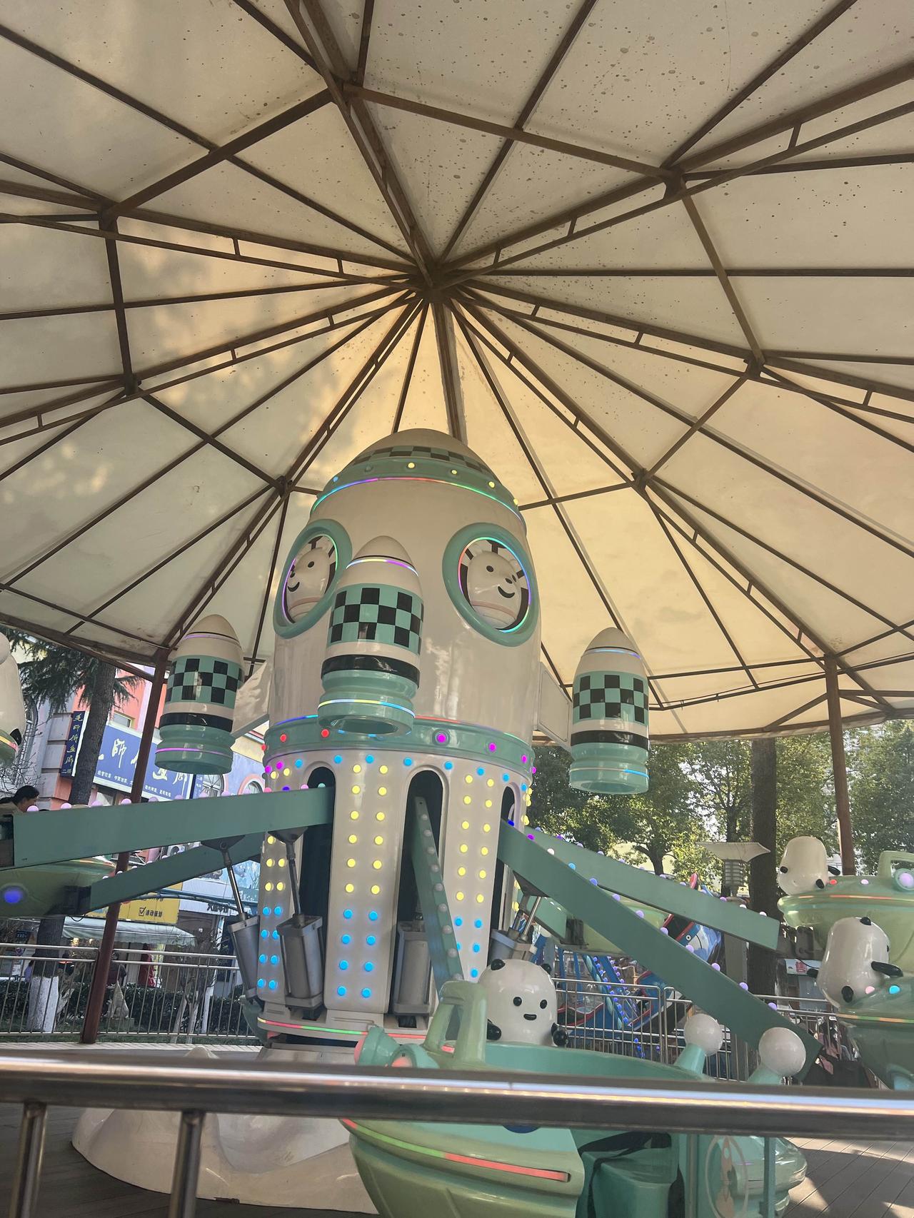 莫言的作品能代表中国文学么？这问题争议不小。有人觉得他不配，说他笔下农村太苦太黑