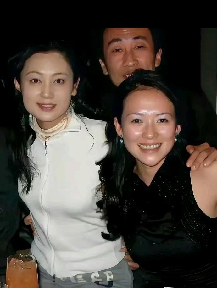 陈红脸型很方，陈红年轻时真是方脸型，这张照片完美的体现了方脸型也可以很美，方脸之