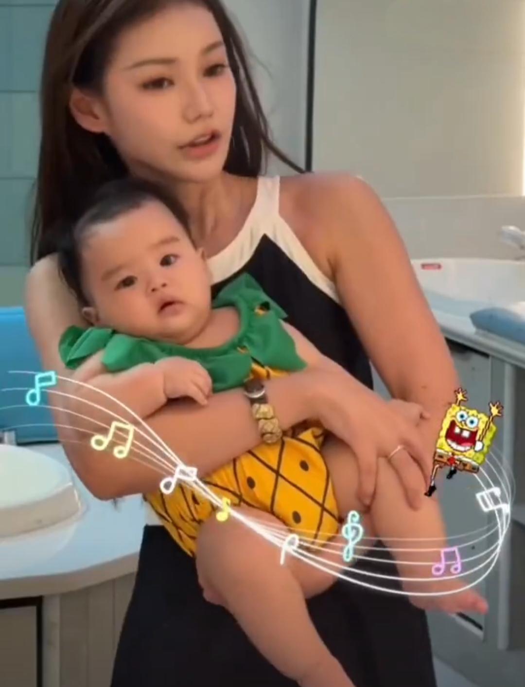 汪小菲老婆马筱梅带半个月大儿子汪宝去学游泳，她特意请了私教给宝宝上课，母子俩在泳