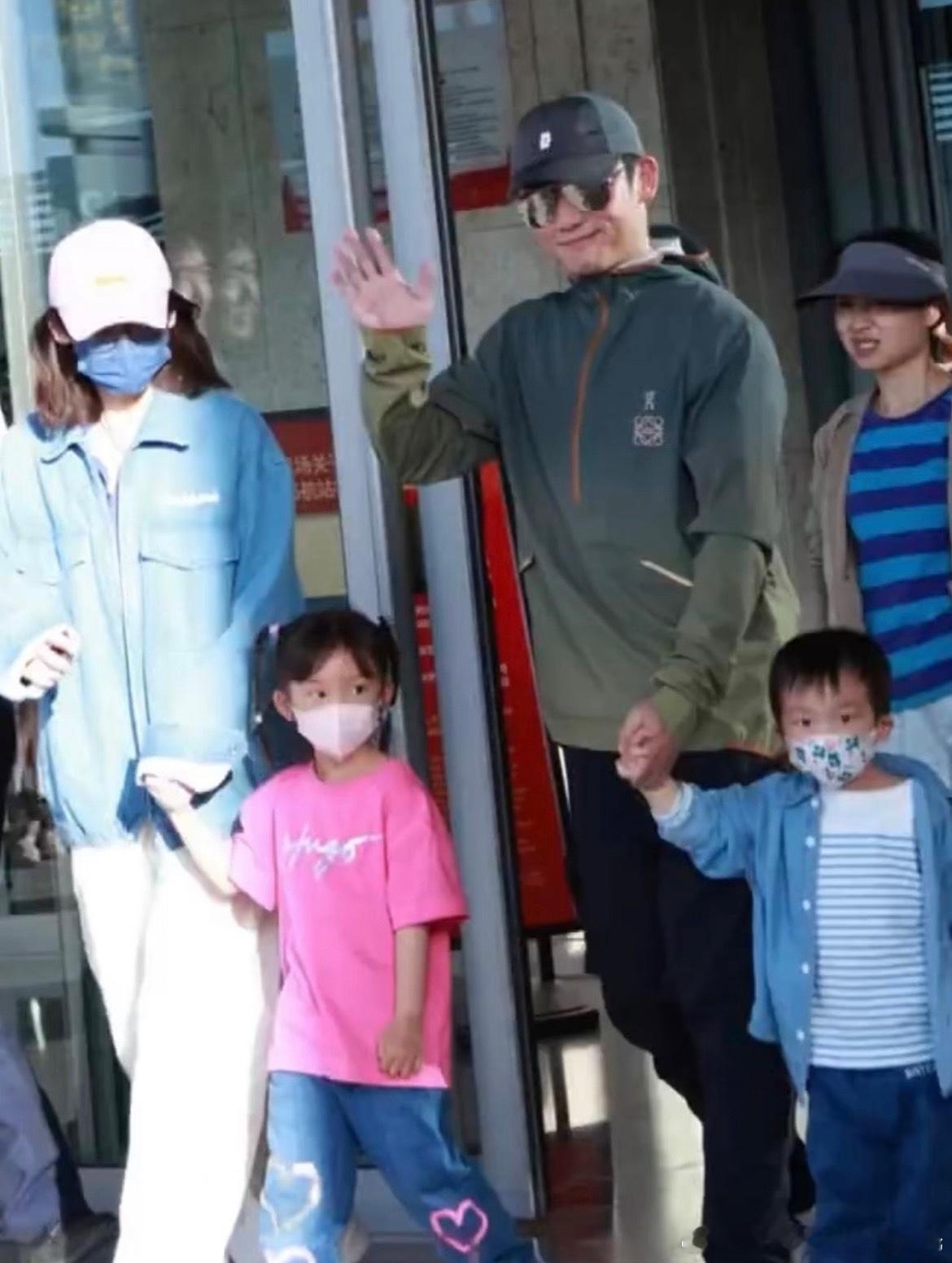 郑恺苗苗带三个孩子出行阿那亚真的能偶遇好多明星哇[哭哭][哭哭]这一家子每次出现都好