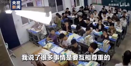 “没想到上央视新闻了！”9月19日报道，河南，七年级女生卫生巾不慎掉落，班上男生