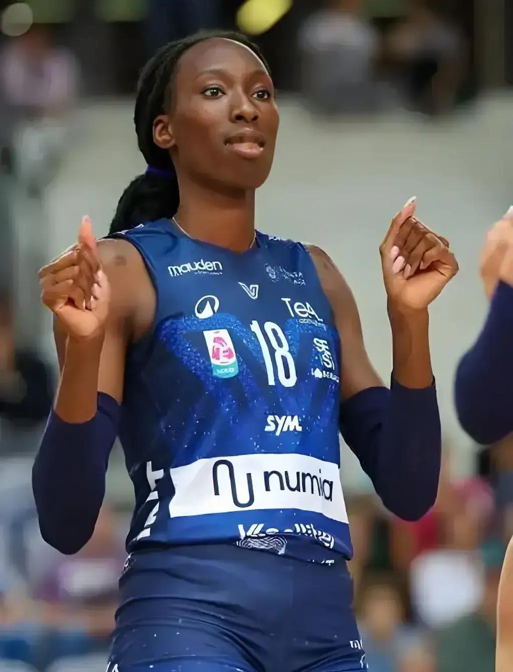 人刚到米兰，印着她名字的95欧粉色球衣就上架了。俱乐部体育总监更是直言，这是