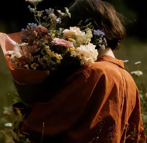 任何一个聪明人，都不会因为工作而跟任何人对抗。如果你的领导刁钻，你就学会避其锋芒