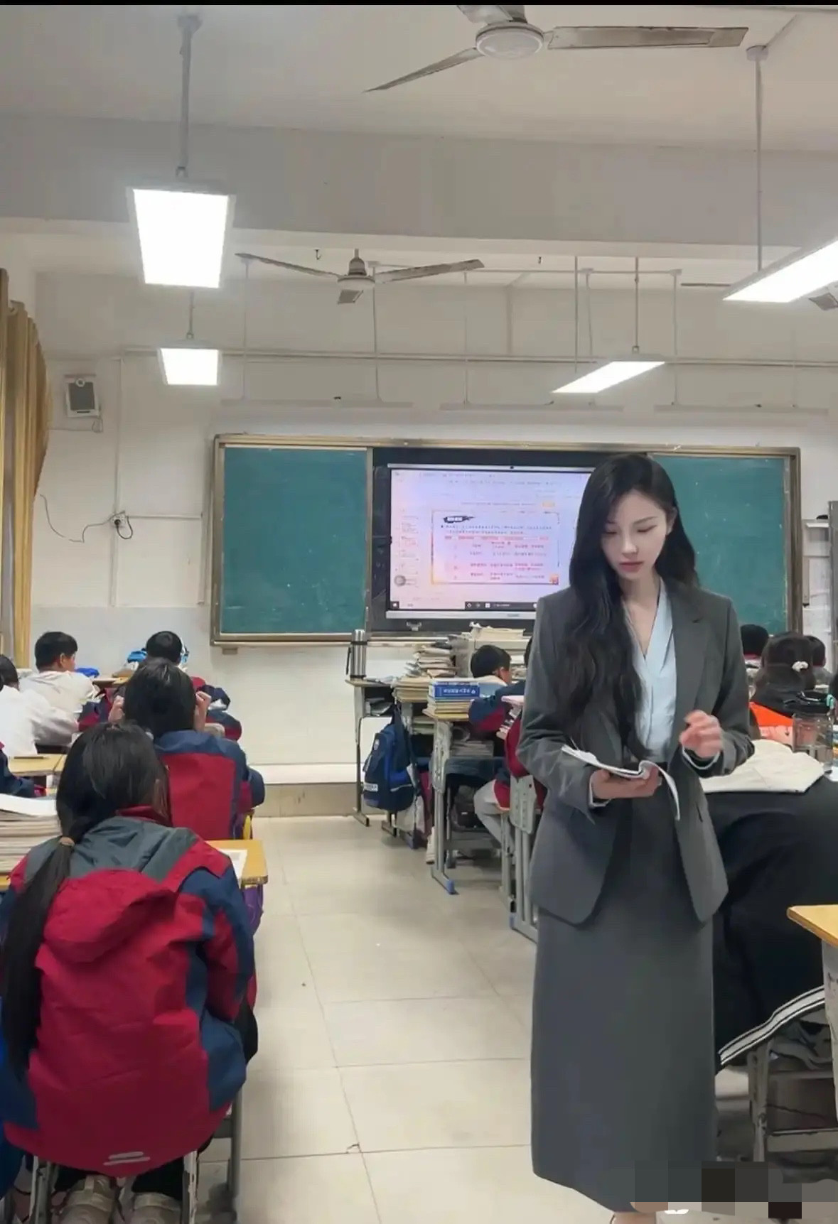 小时候有这样的班主任老师给我上课，我会很努力上课