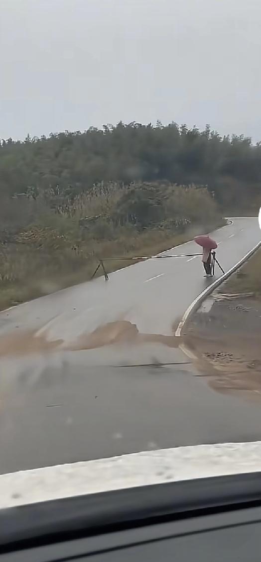 现在开车露营真的非常麻烦一女子带着家人去浙江湖州附近露营，整个过程还是比较顺利