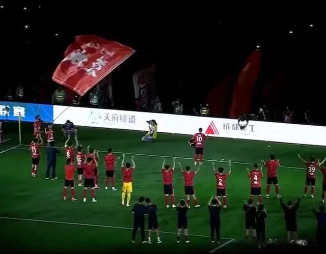 随着成都1-0申花登顶积分榜首!产生3个不可思议+2个不争事实!