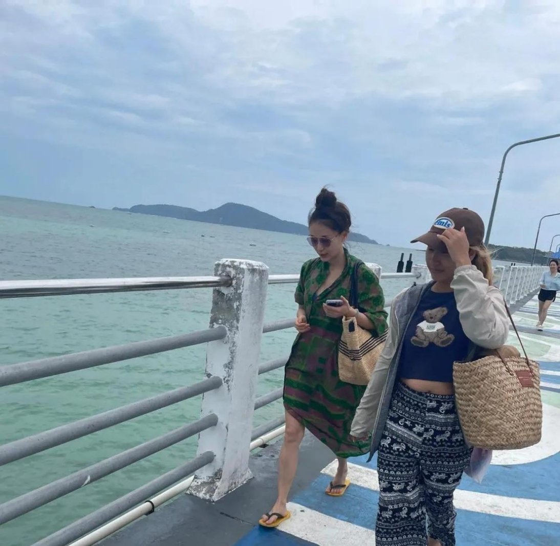 王‎子‎‎文在普吉岛‍‍度假‎‏‍，这身穿搭看着真‍清爽⁠⁠‌。她人显得特别小巧，目‍测也就1‏‏‍