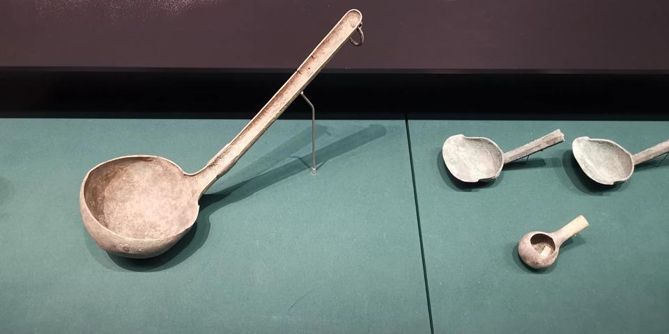 在博物馆里第一眼看到这件青铜器，第一反应是一把勺子。不过，它比旁边的勺子大那么多