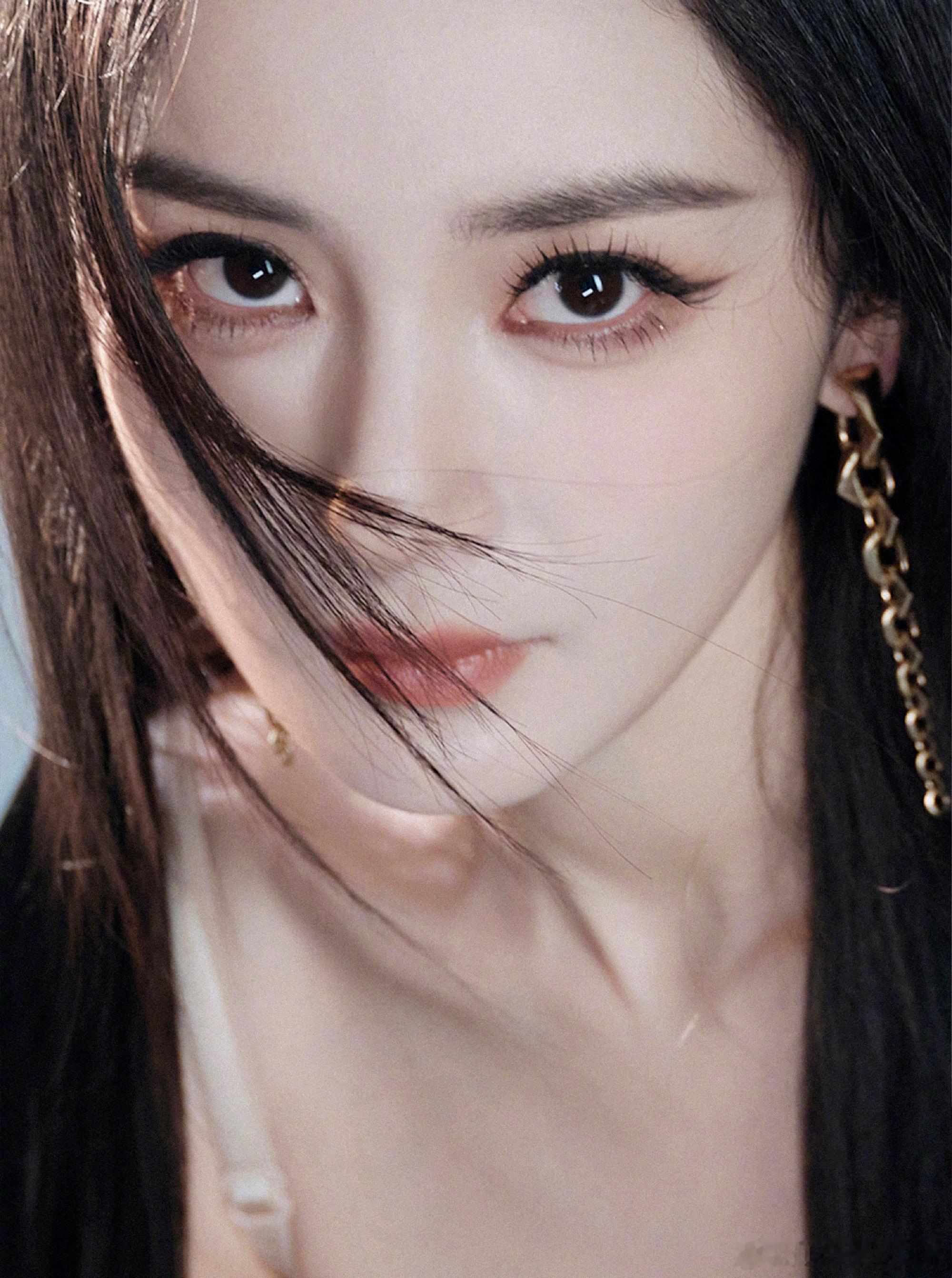 早上好，好喜欢我幂姐这几张美图，眼神特别有力度的感觉。