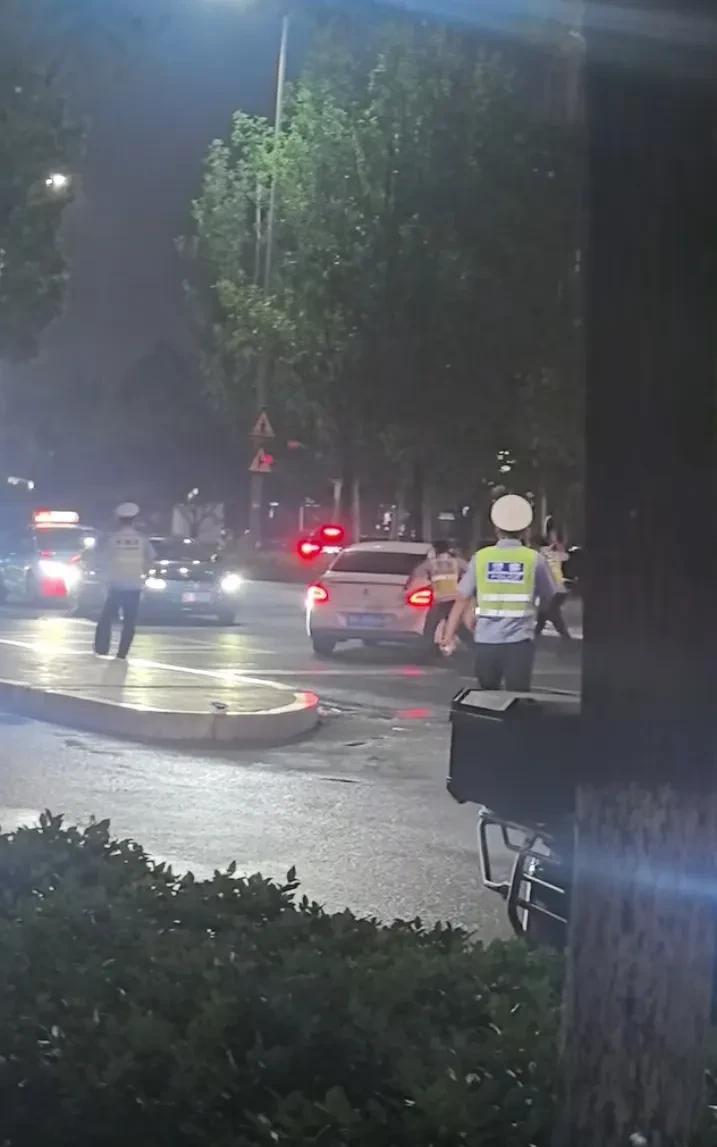 国民素质有点提高啊！6月19日晚，山东济宁交警查酒驾，一辆白车拒绝配合，驾车逃逸