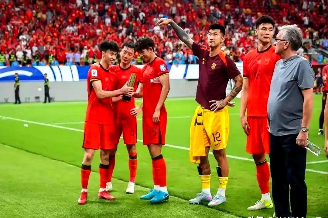 国足一群没有底线，没有羞耻心的家伙，搞不明白国家为什么花那么多钱去培养他们。