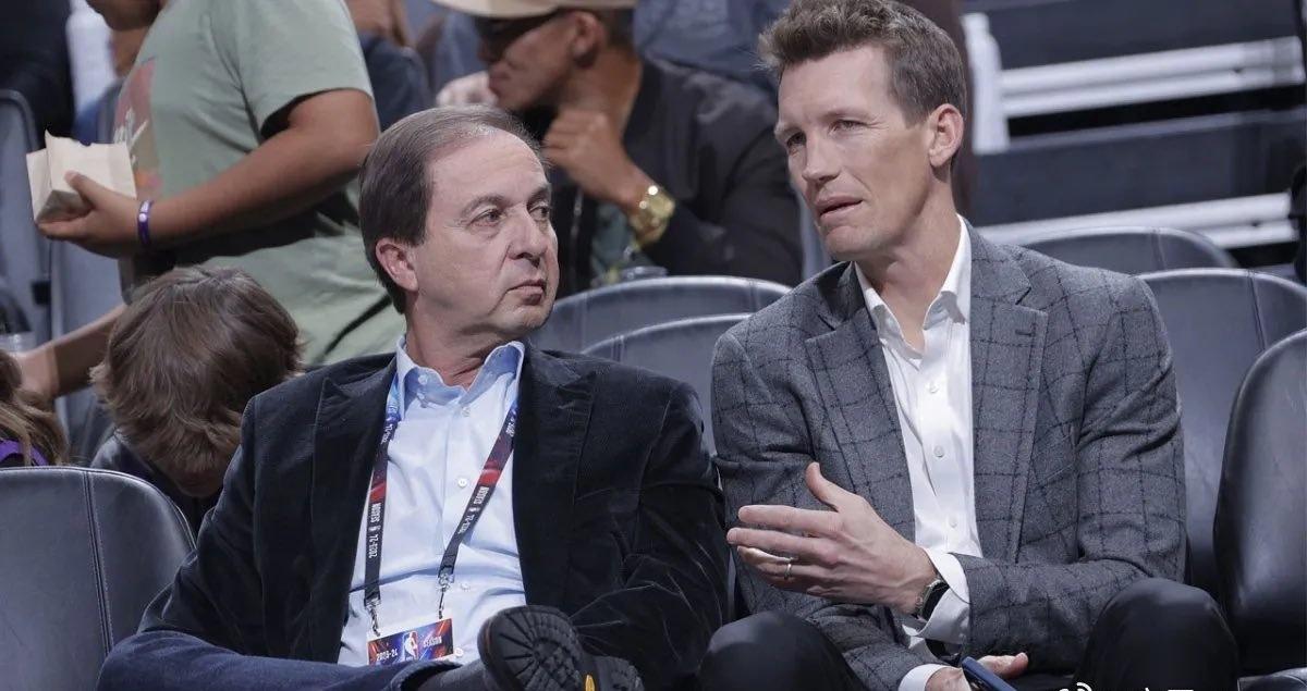 金州勇士据与库里关系最密切的勇士队记者马库斯·汤普森透露，管理层拒绝了