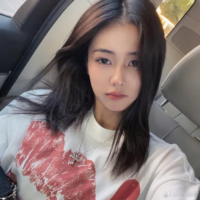 美女的填色游戏罢了！！..不过白鹿这个眼线画的好稳啊手残真的实名羡慕了。姐你想