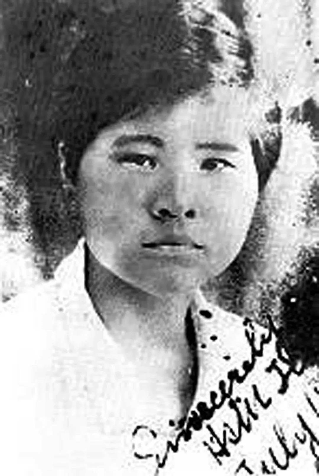 1940年，双枪李林被日军围攻，不得已退到庙里。等日兵破门而入时，她假装昏倒。突
