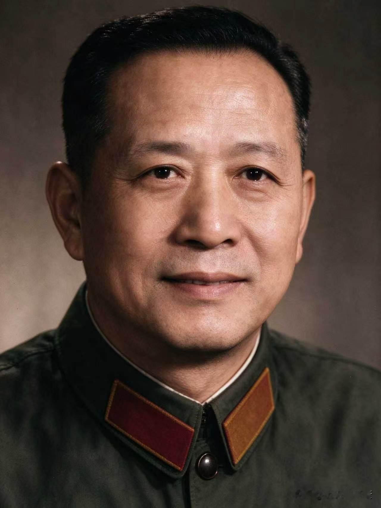 1958年，哈军工全校大会上，系主任徐介藩大校当众拍桌子，顶撞开国大将谭政，被当
