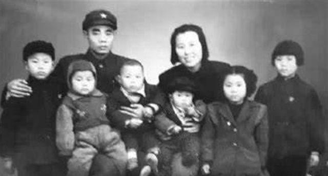 1955年，沈阳军区参谋长家孩子多，衣服实在不够穿了。恰巧老战友送了1顶报废降落