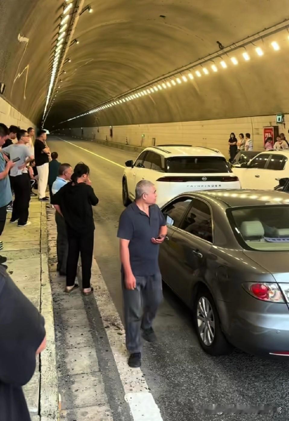 堵车源头竟是等交警！高速上小刮擦，拍个照报个警就能挪车，偏偏有人非得杵在那