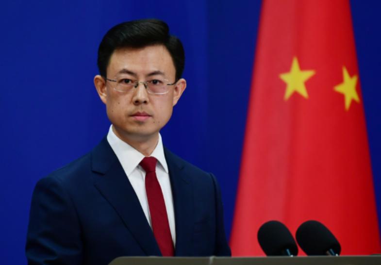 我每天清晨都到海边的礁石上坐着。收音机里的新闻换了又换，海浪拍着礁石的声音却从