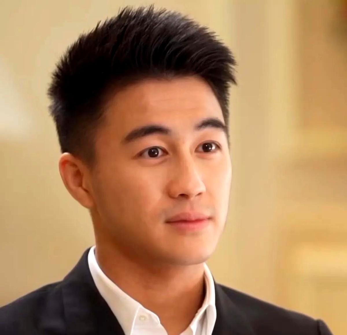 看到何猷君那张黑白合照，心里咯噔一下。他管姐姐叫“RealG”，这个词太准了