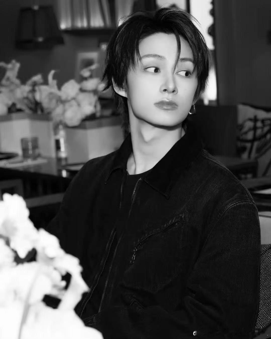 摄影师镜头下巴黎时装周的文俊辉​​​没人能不被文俊辉帅到～摄影师视角下的他认真