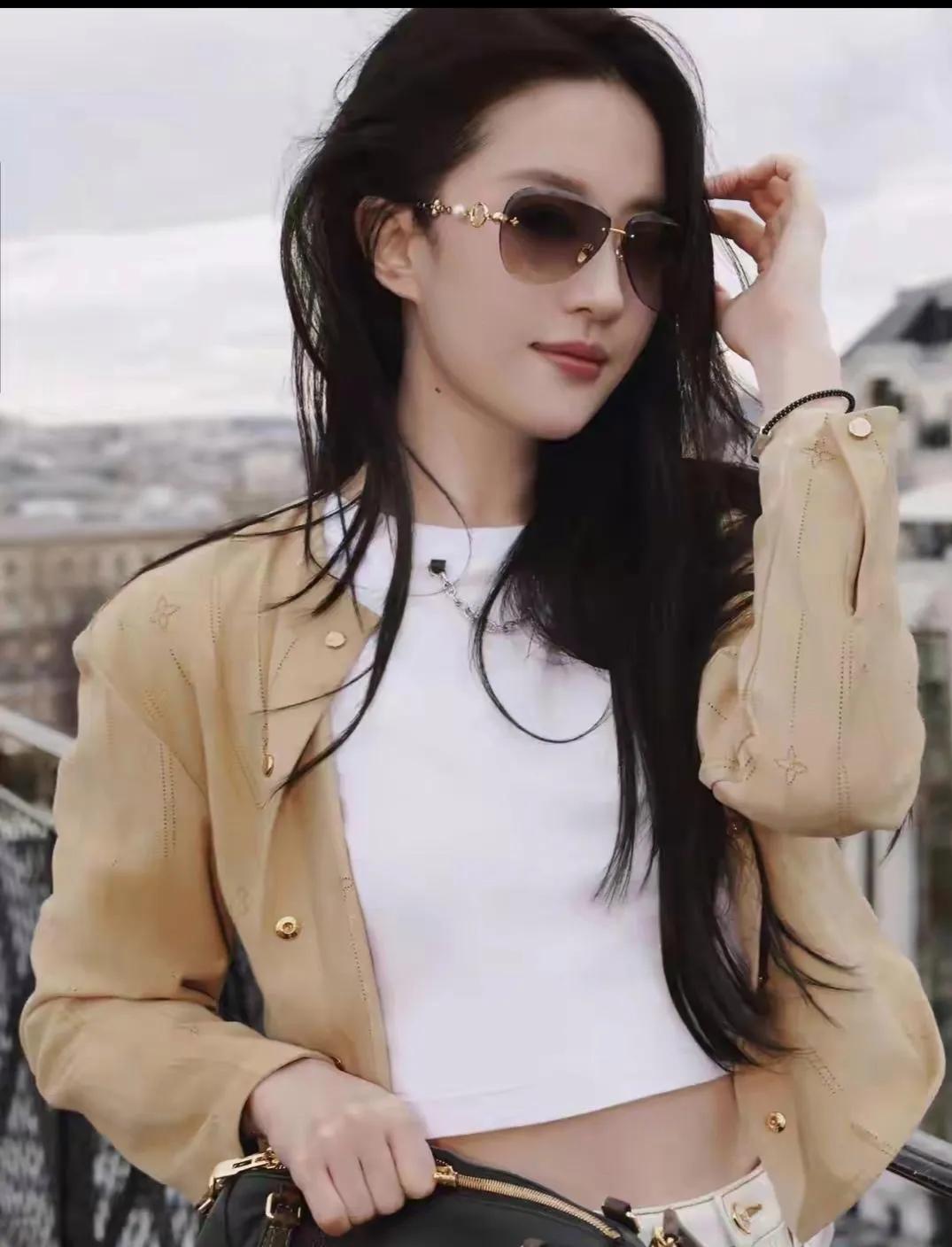 刘亦菲漫步巴黎街头，这氛围感直接封神！🤎卡其色暗纹外套随性又高级，内搭白T配
