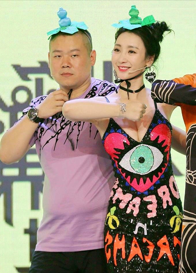 柳岩被岳云鹏紧紧搂在怀里那张照片，差点毁了两个人好不容易攒下的路人缘。那是电影发布会现场。镜头一抬，