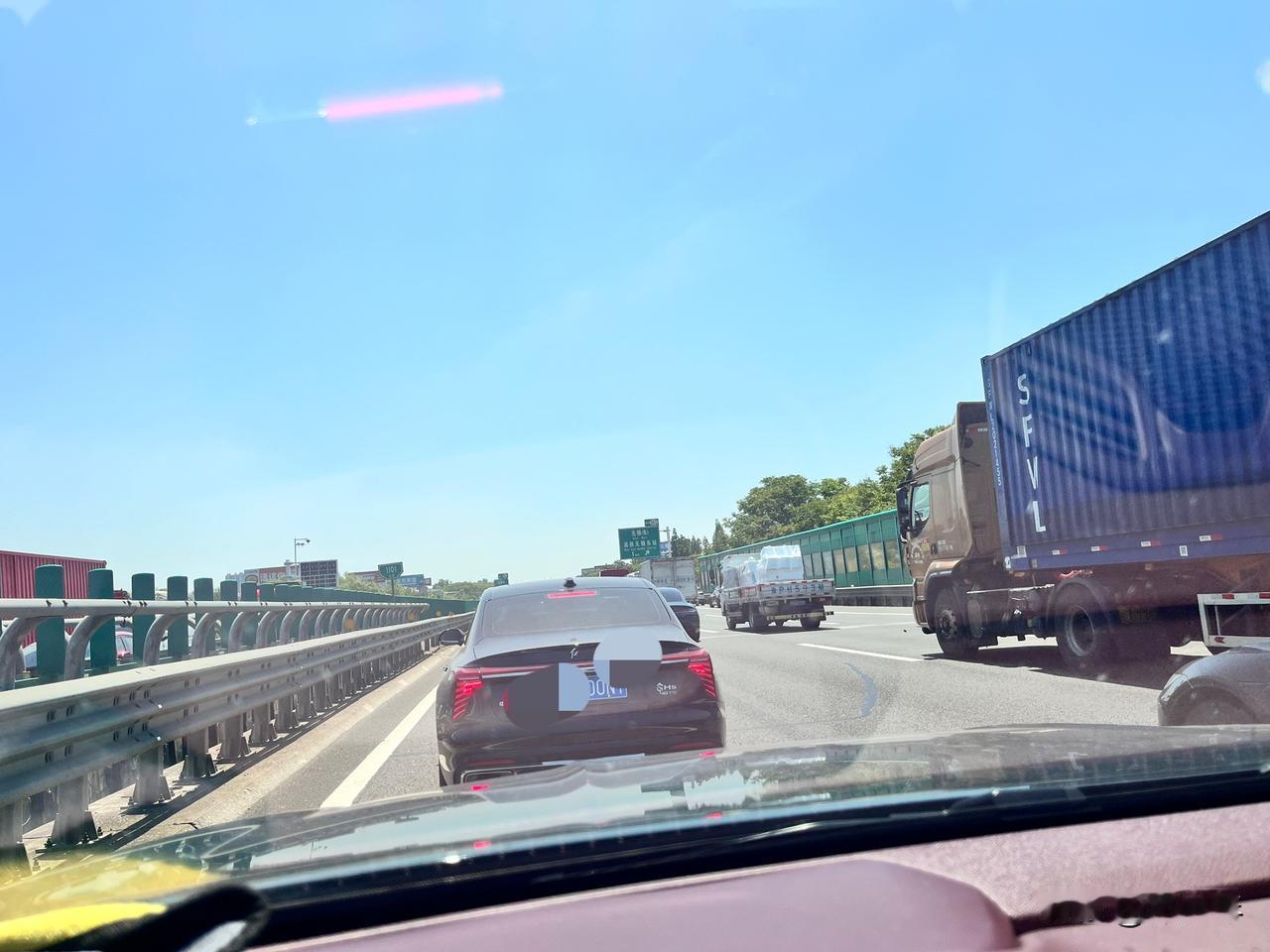 南京的苏A司机们，你们高速上频繁换车道都不打转向灯的吗？今天走宁洛高速南京段时