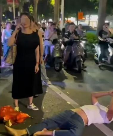 “太过分了！”广西南宁，一对夫妻在路边摊买榴莲时，支付300多元买了一个18斤的