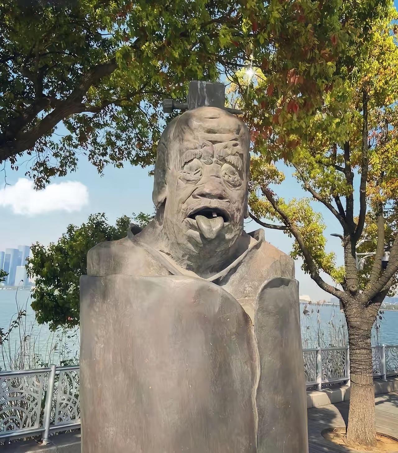 那个被骂得狗血淋头的“吐舌头”老子像，终于拆了。本以为这事儿翻篇了，结果那帮专