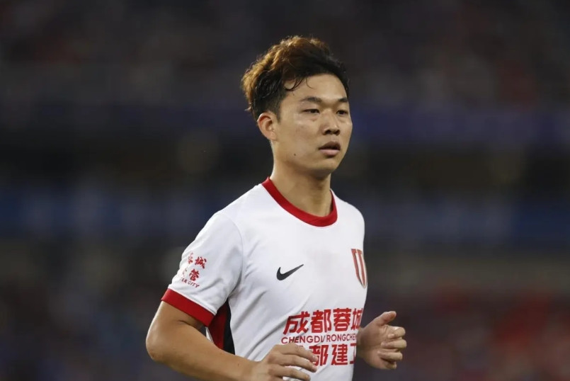 严鼎皓在成都蓉城的两个赛季过得不如意，他的特点难以融入徐正源打造的战术风格，只能