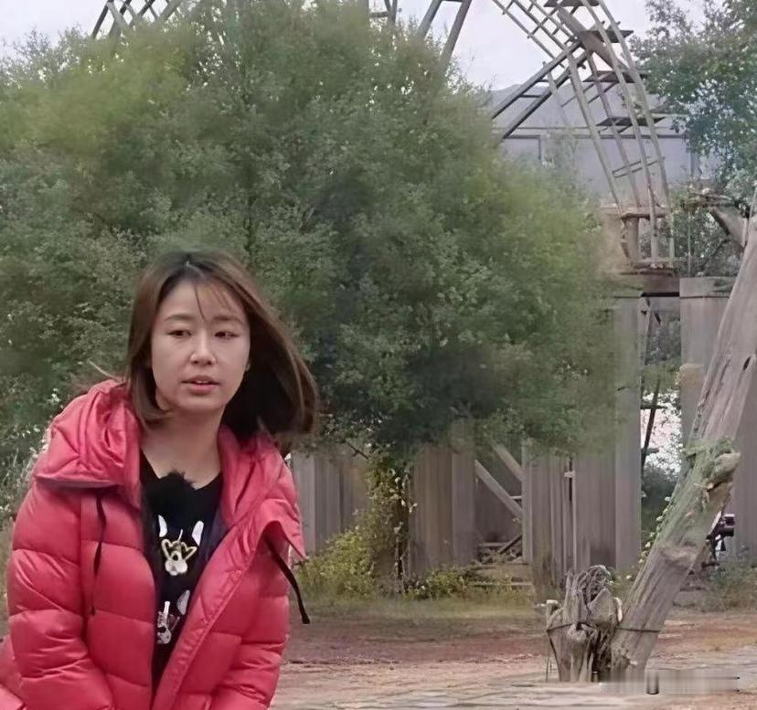 原来真实的林心如也是土妞。俗话说得好，三分长相七分打扮还挺有道理的。林心