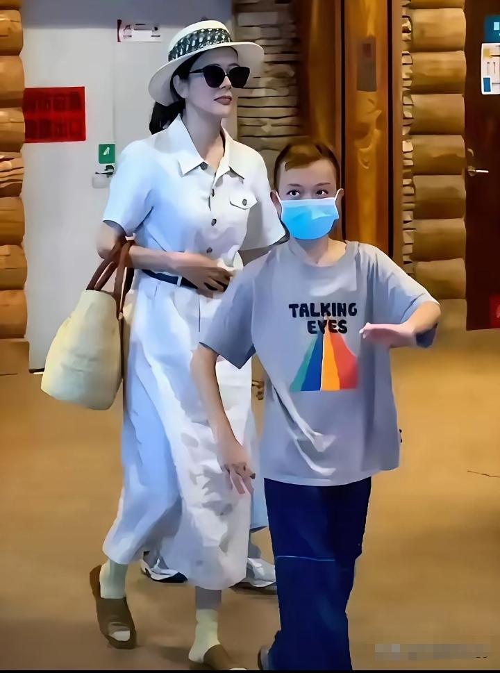 杨乐乐终于肯带孩子去多接触外面的世界了吗？她的儿子已经11岁了，个子不高，平时孩