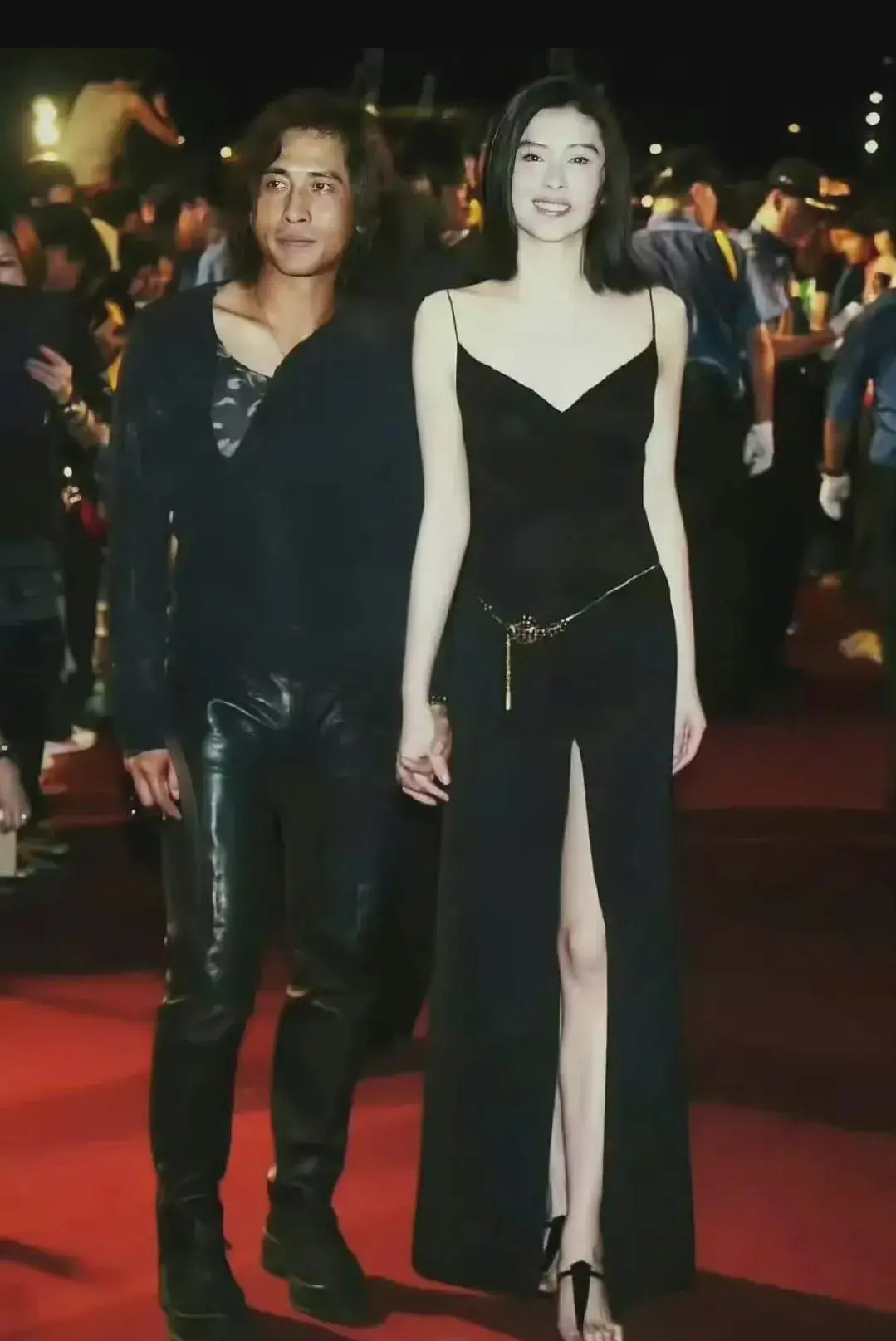 一个丑到爆炸，一个美得像仙女，王祖贤当年到底图齐秦什么？你说女人年轻的时候，是真