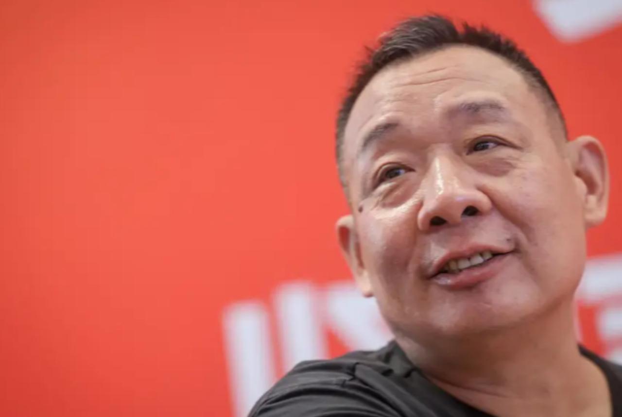 胖东来免费洗手液老丢，员工跑去找于东来汇报。你猜于东来第一句话问的是什么？他问：